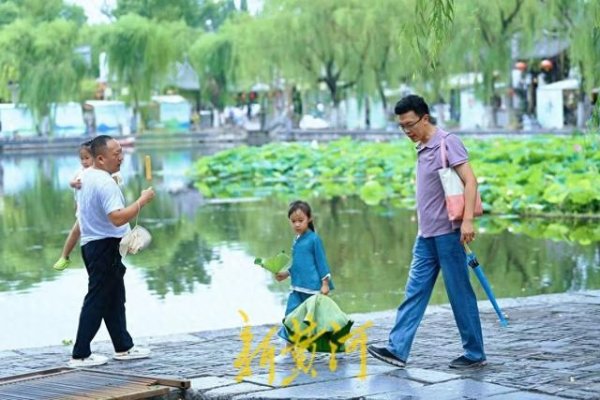 兴旺国际投资 与荷同框游客感受明府城里的夏日浪漫